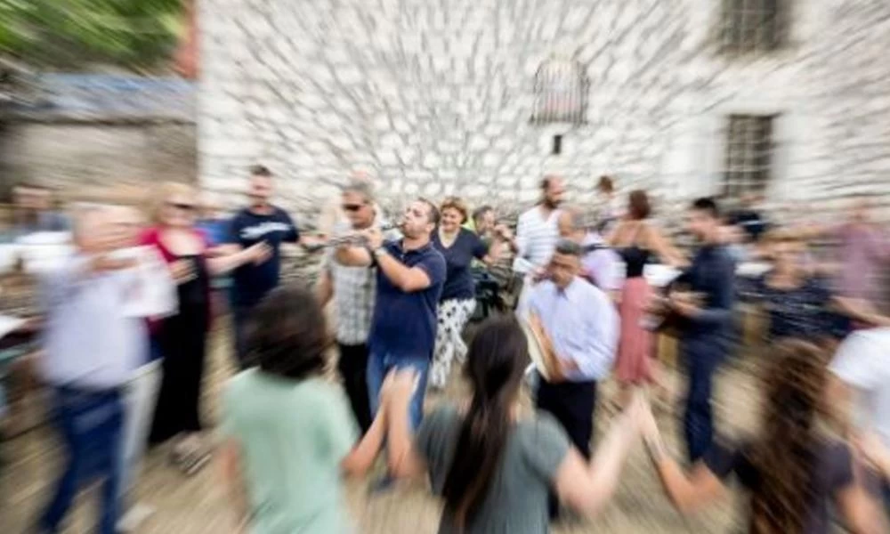 Κρήτη: Συλλήψεις και πρόστιμα σε γλέντι αρραβώνα με 100 καλεσμένους
